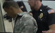 En homoseksuel betjent og en underdanig teenager bliver beskidte i denne gruppevideo