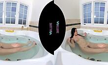 נערת חזה טבעי ג'ייד בייקר נהנית מסטוץ ביתי באמבטיה