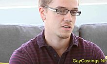 Eşcinsel çift, ev yapımı videoda anal oyun ve derin boğazı keşfediyor