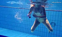 A adolescente russa Elena Prokovas com seios naturais e corpo perfeito na piscina