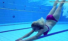 Russisk tenåring Elena Prokovas naturlige pupper og perfekte kropp i bassenget
