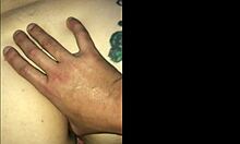Домаћи видео који приказује напаљену МИЛФ-у која прима анални секс и крему
