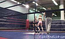 Deux lesbiennes amateurs se livrent au cunilingus sur un ring de boxe
