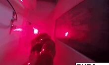 Kendra Cole, osupljiva rjavolaska, uživa v čutnem tuširanju v domačem videu