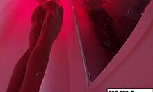 Kendra Cole, seorang brunette yang menakjubkan, menikmati pancuran sensual dalam video buatan sendiri