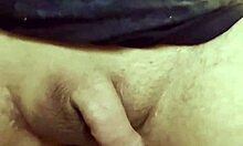 Lelaki gay muda meneroka orgasme prostat dengan permainan mainan solo di bangku