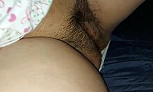 Brunette kæreste gnider sin barberede fisse derhjemme, mens hun ser hentai