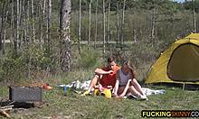 En slank ung kvinde har udendørs sex med sin kæreste, mens hun camperer