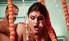Индијска жена прве ноћи са пријатељем свог мужа укључује прљав разговор и обожавање дупета