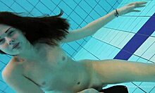 Кейти Сорокас плува гола край басейна в червени бикини долнища