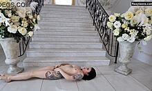 Dasha Gaga, tetovaná tínedžerka s úžasnou postavou, predvádza akrobatické pohyby na podlahe