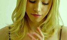 Propagační video s úžasnou blond pornohvězdou s vyholenou kundičkou