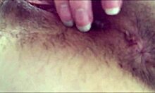 Close-up da namorada se satisfazendo com um dildo e atingindo o orgasmo