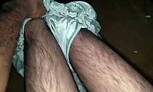 Hombre gay peludo complace a su esposa en seda