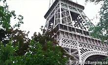 Kaksi hyvin varustettua miestä ilo ihana tyttö julkisesti lähellä Eiffel-torni