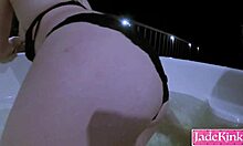 Ein versautes Amateurpaar hat Sex im Freien in einem Whirlpool