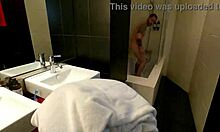 マリーナ・ゴールドが激しいシャワーセックスを体験し、荒々しいアナルとディープスロートをする