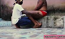 Afrikalı kız arkadaş, iyi donanımlı komşusuna duygusal bir sakso çekiyor