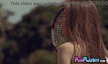 La fidanzata europea Kate Chromia si spoglia sul campo da tennis