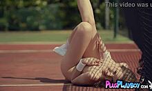 Europejska dziewczyna Kate Chromia rozbiera się na korcie tenisowym