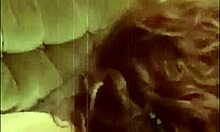 Винтаге порно видео који приказује девојчино велико дупе и вештине пушења