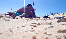 Amatorska para uprawia seks na zewnątrz na plaży
