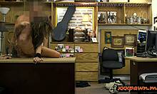 ¡Video real de una chica tetona siendo follada por un empleado de la casa de empeños desagradable!