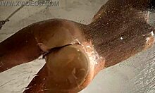 Pasangan berambut coklat dengan vagina berbulu dan payudara alami dalam video mandi di rumah