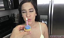 Majhna brazilska najstnica doživi prvo analno izkušnjo pred kamero