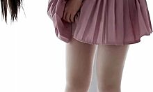 Namorada asiática de meia-calça em casa em close-up