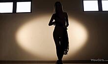 Flexibilná žena s dlhými vlasmi tancuje v erotickom zvodnom spodnom prádle