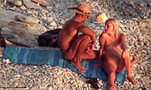 Himokas blondi pitää alastonhauskaa rannalla kuuman cowboynsa kanssa