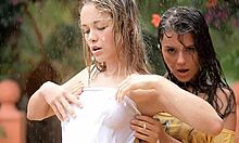 Garotas adolescentes bestiais ficam molhadas debaixo do chuveiro ao ar livre