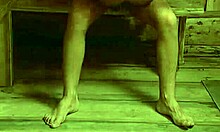 Une femme aux longues jambes fait baiser un jeune homme dans le sauna