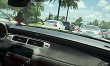Crystina Rossi succhia il cazzo nero del suo partner in una macchina in movimento
