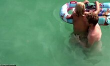 Blonda cu părul blond este futută sub apă de iubitul ei