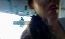 Petite amie bronzée se masturbant furieusement dans une voiture