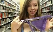 Плавуша тинејџерка мастурбира у јавној библиотеци