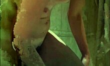 נערת פטמות עם פטמות גזוזות מציגה את גופה במקלחת