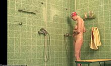 Kinky amatörbrud visar upp sin perfekta kropp i duschen