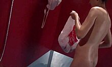 Schlanke Chick zeigt ihren entzückenden Körper in der öffentlichen Dusche