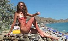 Жив доклад от нудистки плаж, включващ гола жена