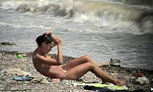 Temnolasa gola punca se gola sprehaja po plaži