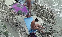Μελαχρινή ερασιτέχνης σε αποχρώσεις είναι γυμνή σε μια παραλία