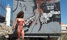 Živé vysílání z nudistické pláže s nahou ženou