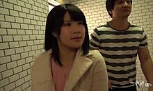 Kaum legales Japangirl ist sehr schüchtern mit einem Fremden