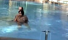 Amaterski par uživa v bazenu na vroč dan