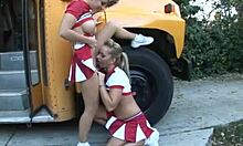 Cheerleader calda viene scopata dai suoi amici di scuola