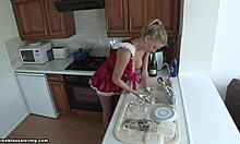 Rød get-up blond kæreste tager opvasken og ser varm ud