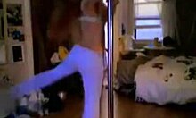Increíbles curvas adolescentes temblando mientras ella pole dances en su habitación